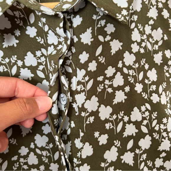 Cabi Women's Small. Floral. Sleeveless Blouse. Collared. Lightweight. 1/2 Button - Picture 4 of 7